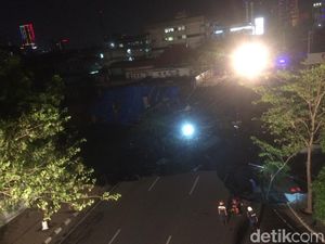 Tagana Belum Pastikan Penyebab Tanah Ambles di Jalan Gubeng Tagana Belum Pastikan Penyebab Tanah Ambles di Jalan Gubeng