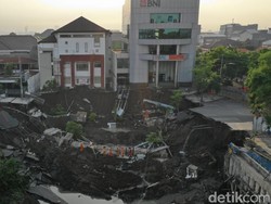 Begini Penampakan Amblesnya Jalan Gubeng Bak Jurang Pagi Ini
