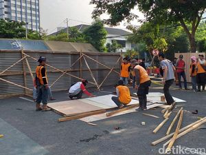 Lokasi Jalan Raya Gubeng Ambles Ditutup Seng dan Triplek Lokasi Jalan Raya Gubeng Ambles Ditutup Seng dan Triplek