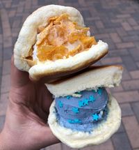 Lembut Manis Dingin, Japanese Fluffy Pancake Isi Es Krim Beragam Topping