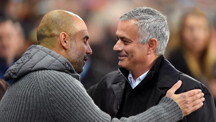 Pep Guardiola dan Jpose Mourinho MANCHESTER, ENGLAND - NOVEMBER 11: Josep Guardiola, Manager of Manchester City and Jose Mourinho, Manager of Manchester United embrace prior to the Premier League match between Manchester City and Manchester United at Etihad Stadium on November 11, 2018 in Manchester, United Kingdom. (Photo by Mike Hewitt/Getty Images)