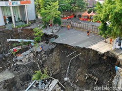 Listrik Toko Tas dan Bank Dekat Jalan Ambles di Gubeng Masih Padam