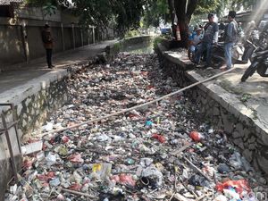 Jorok! Sampah Menumpuk di Kali Pengairan Bekasi Jorok! Sampah Menumpuk di Kali Pengairan Bekasi