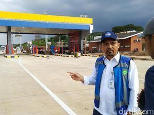 Jelang Peresmian, Sisa Pasir di Tol Batang-Semarang Dibersihkan