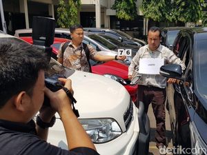 Munculnya Kardus Bandeng Presto di Rekonstruksi Suap Hakim Semarang Munculnya Kardus Bandeng Presto di Rekonstruksi Suap Hakim Semarang