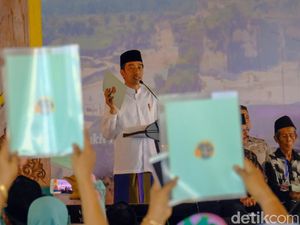 Jokowi Serahkan 2.050 Sertifikat Tanah di Madura