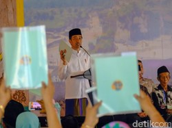 Jokowi Serahkan 2.050 Sertifikat Tanah di Madura