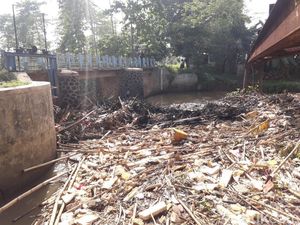 Bendungan Koja Bekasi Dipenuhi Sampah