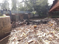 Bendungan Koja Bekasi Dipenuhi Sampah