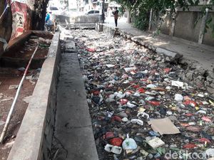 Foto: Sampah Penyebab Macetnya Aliran Kali Pengairan Bekasi