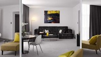Juga ada ruang tamu, lengkap dengan sofa yang nyaman. Foto: The Lowry Hotel