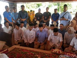 Ziarah Ke Makam Bung Karno, Sandiaga Serap Inspirasi Konstituen