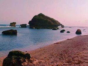 Menanti Sunset Sambil Kulineran di Pantai Ngandong