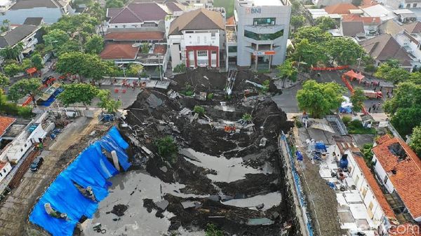 Ngeri! Potret dari Langit Jalan Gubeng yang Ambles