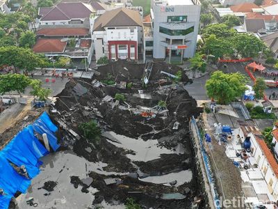 Ngeri! Potret dari Langit Jalan Gubeng yang Ambles