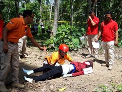40 Adegan Pelaku Peragakan Pembunuhan Kasir Toko Bangunan