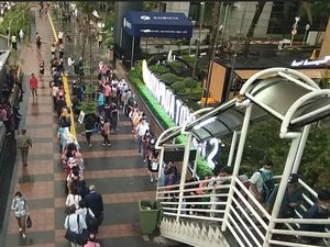 Patut Ditiru! Antrean Tertib di JPO Karet