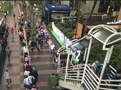 Patut Ditiru! Antrean Tertib di JPO Karet