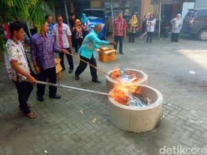 Puluhan Ribu e-KTP Dimusnahkan Dispendukcapil Lamongan Puluhan Ribu e-KTP Dimusnahkan Dispendukcapil Lamongan