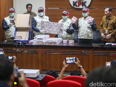 Banyak Banget, Tumpukan Uang OTT Kemenpora
