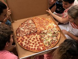 Wouw! Satu Pizza Raksasa Ini Bisa Dimakan hingga 20 Orang