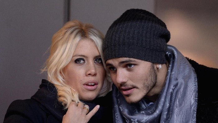 MILAN, ITALY - JANUARY 13:  Wanda Nara and Mauro Icardi attend the Serie A match between FC Internazionale Milano and AC Chievo Verona at San Siro Stadium on January 13, 2014 in Milan, Italy.  (Photo by Claudio Villa/Getty Images)