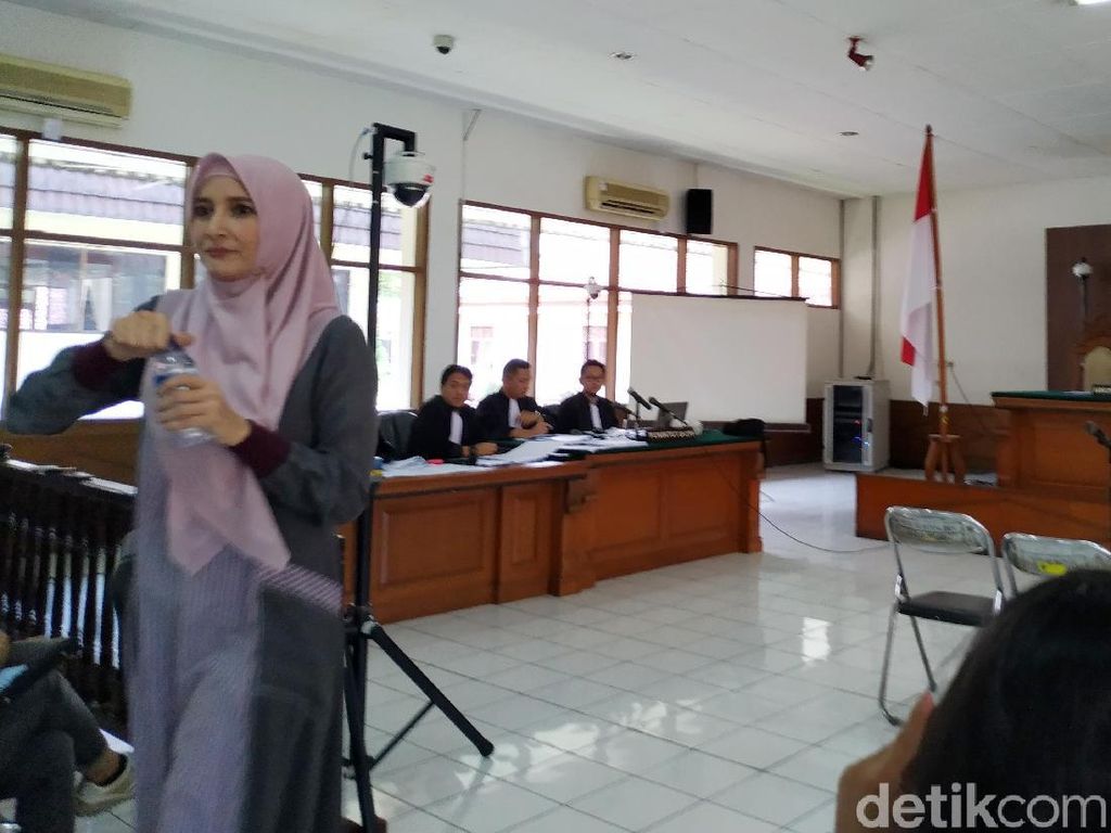 Perjuangan Inneke Koesherawati Urus Rumah Tangga Tanpa Suami Perjuangan Inneke Koesherawati Urus Rumah Tangga Tanpa Suami