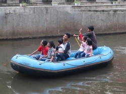 Wisata Murah di Bandung, Susur Sungai Naik Perahu Karet