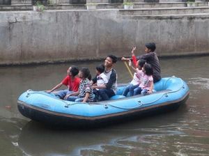 Wisata Murah di Bandung, Susur Sungai Naik Perahu Karet Wisata Murah di Bandung, Susur Sungai Naik Perahu Karet