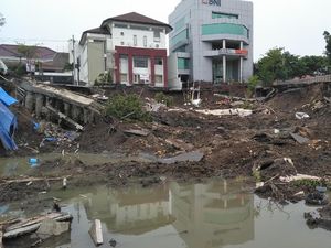 Kontraktor Proyek yang Diduga Bikin Jalan Gubeng Ambles Terdakwa Korupsi Kontraktor Proyek yang Diduga Bikin Jalan Gubeng Ambles Terdakwa Korupsi