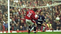 Sepanjang kariernya Solskjaer dikenal sebagai super-sub, alias pemain pengganti yang sering menentukan hasil-hasil MU. Sekalipun menjadi pemain pengganti abadi, Solskjaer toh menolak meninggalkan Old Trafford sekalipun sempat diminati Tottenham Hotspur. Foto: Shaun Botterill/Allsport