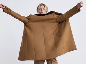 Zara Ditertawakan karena Tampilkan Model Pakai Blazer Terbalik