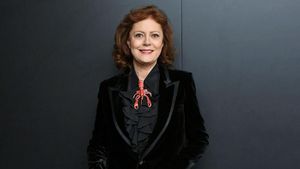 Usia Boleh 72 Tahun, Tapi Gaya Susan Sarandon Unik dengan Jas Berkepiting