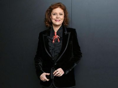 Usia Boleh 72 Tahun, Tapi Gaya Susan Sarandon Unik dengan Jas Berkepiting