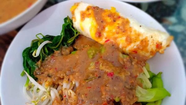 Aduh, Enaknya! Sarapan Pecel Kembang Turi Plus Rempeyek