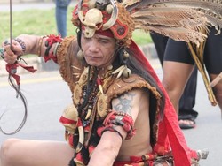 Atraksi Suku Dayak Curi Perhatian di HUT Batam ke-189