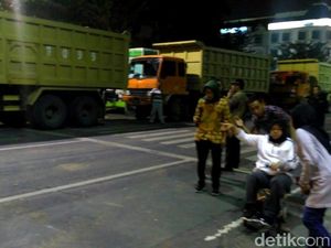 Malam Hari Risma Datang ke Jalan Gubeng Ambles, Pantau Recovery Malam Hari Risma Datang ke Jalan Gubeng Ambles, Pantau Recovery