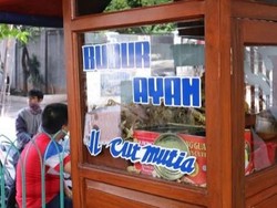 Wisata Kuliner Jakarta: Tukang Bubur Naik Haji di Masjid Cut Meutia