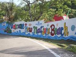 Pantai Primadona Maluku Tengah Kini Berwarna-Warni