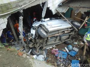 Mobil Tabrak Kandang Sapi, Sopir dan Penumpang Melarikan Diri