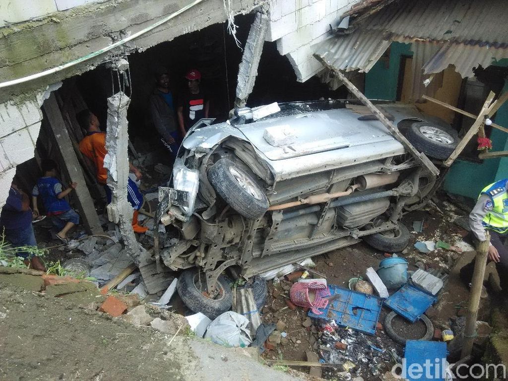 Mobil Tabrak Kandang Sapi, Sopir dan Penumpang Melarikan Diri Mobil Tabrak Kandang Sapi, Sopir dan Penumpang Melarikan Diri