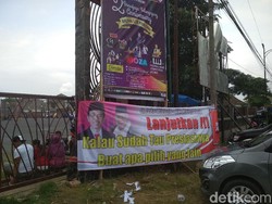 Spanduk Jokowi Kepung Lokasi Kampanye Sandi di Gor Tulungagung
