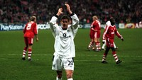 Solskjaer kemudian naik meja operasi yang memaksanya melewatkan musim 2004/05. Sebagai bentuk dukungan kepada Solskjaer, fans MU membentangkan banner bertuliskan 20 LEGEND, merujuk pada nomor seragam si pemain. Foto: Alex Livesey/All Sport