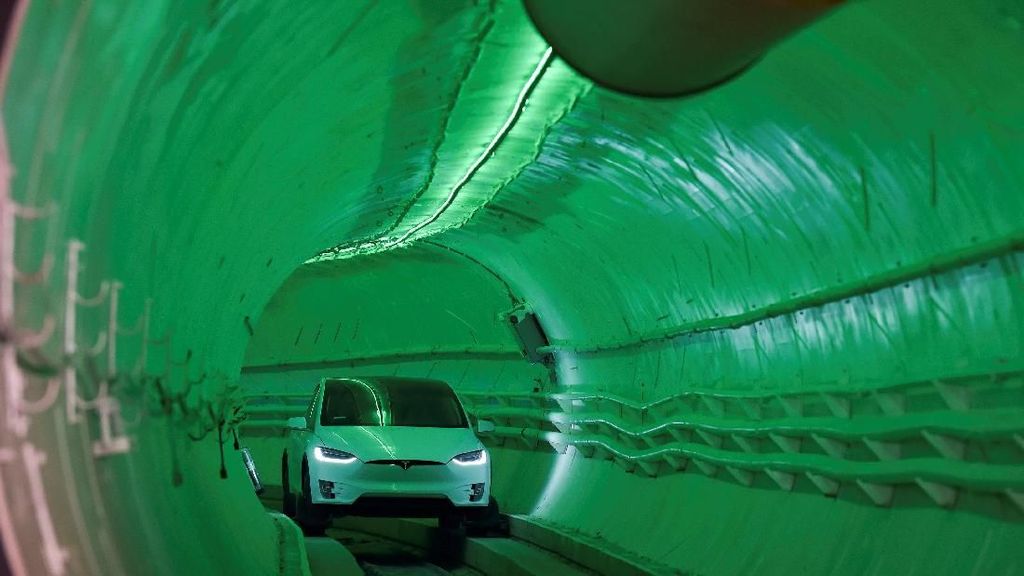 Terowongan Ajaib Elon Musk Bikin Mobil Melesat 240 Km Per Jam