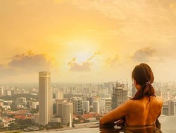 Singapura? Bukan! Kolam Renang di Atas Awan Ini Ada di Surabaya