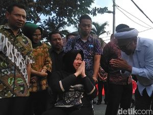 Risma Berkursi Roda Pantau Recovery Jalan Gubeng, Ngabalin Bangga