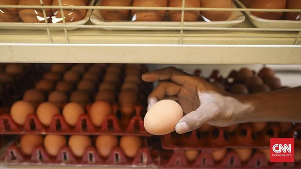 Karyawan merapikan telur ayam yang dijual di swalayan Carrefour Menteng Prada, Jakarta (20/12). (CNN Indonesia / Hesti Rika)