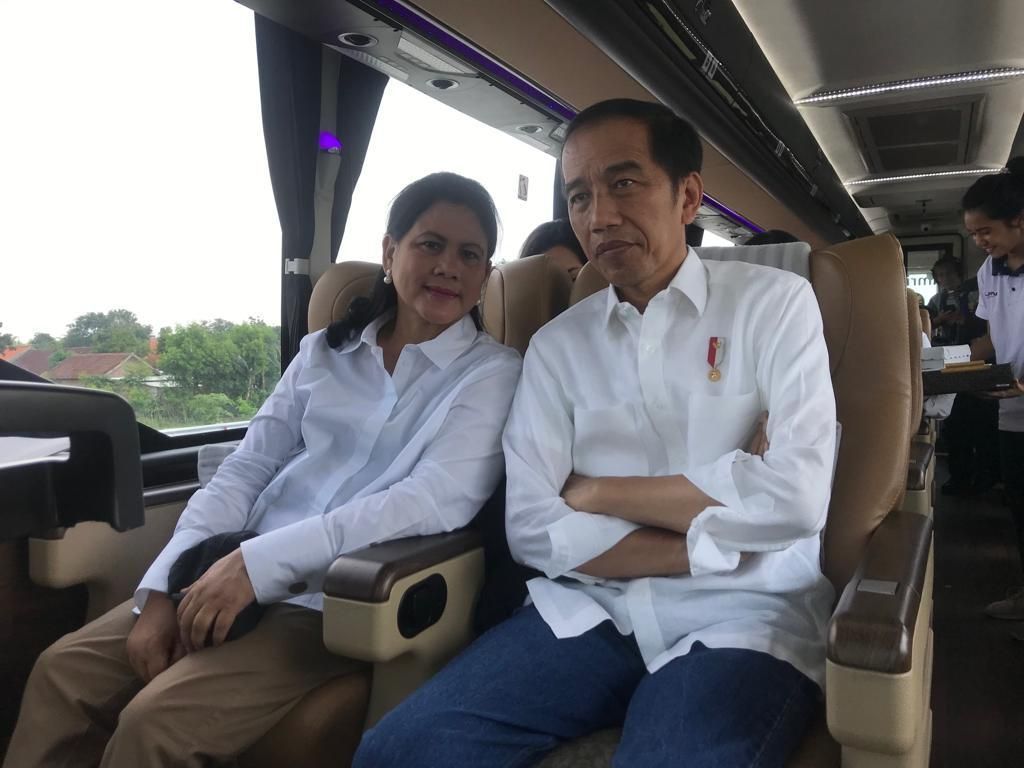 Jokowi Naik Bus Rakitan Ungaran Cicipi Tol Trans Jawa Jokowi Naik Bus Rakitan Ungaran Cicipi Tol Trans Jawa