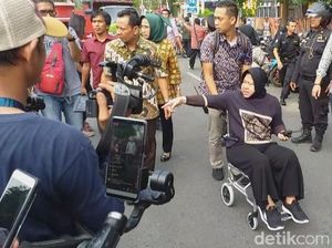 Kunjungi Jalan Gubeng yang Ambles, Risma Dibuat Geram Truk Pasir Kunjungi Jalan Gubeng yang Ambles, Risma Dibuat Geram Truk Pasir