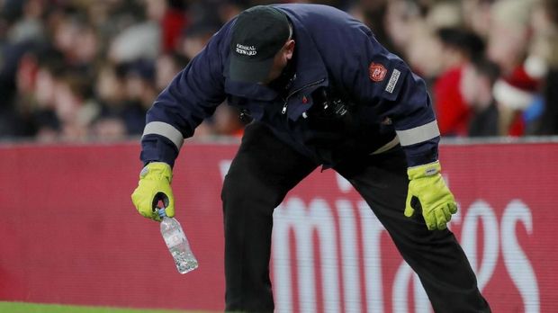 Botol yang dilempar ke arah Dele Alli.